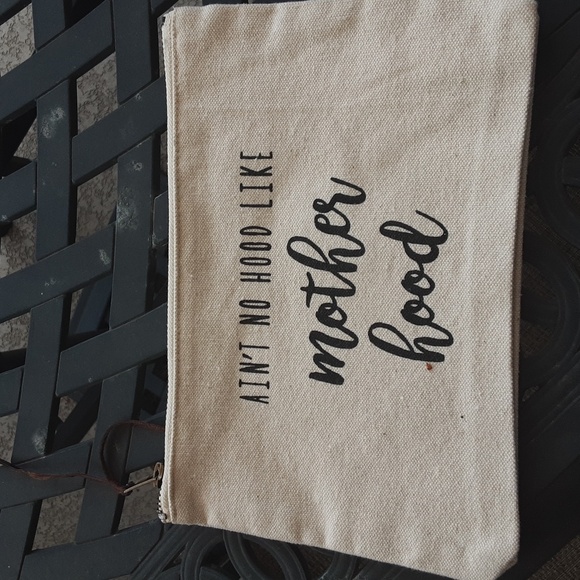 Canvas makeup bag 'Ain't no hood like Motherhood' saying on front - Picture 1 of 4